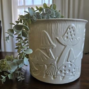 Retro 70's Haeger USA White Ceramic Pottery Planter with Mushroom Design